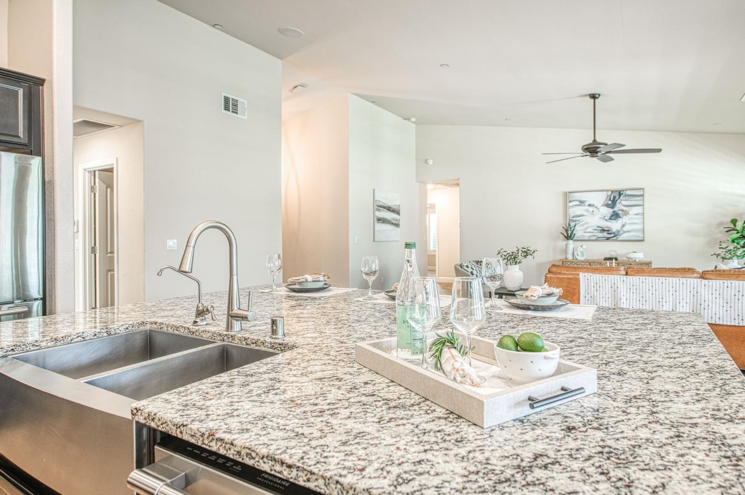 493 S Crescent Ln, Madera, CA 93636