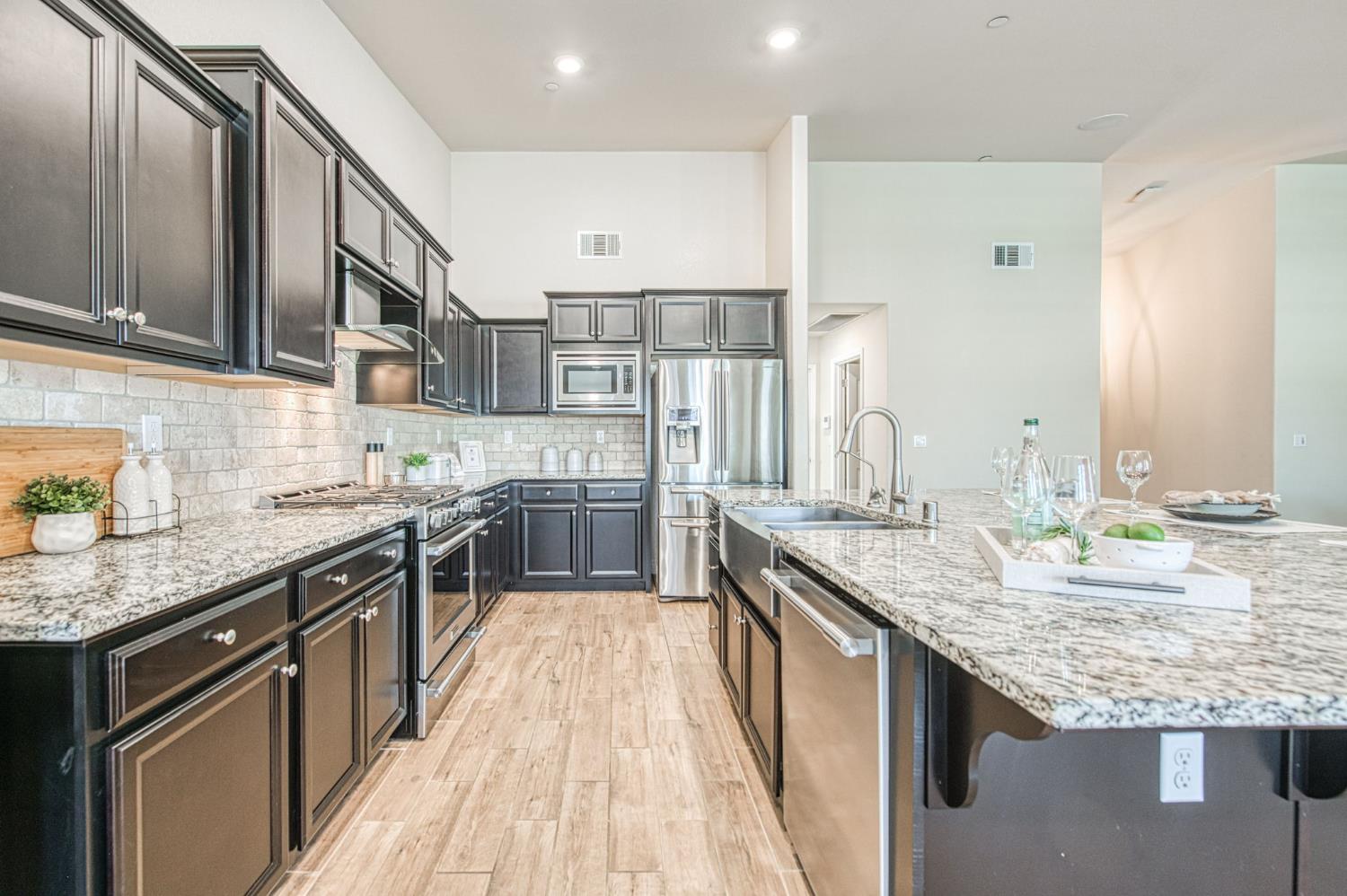 493 S Crescent Ln, Madera, CA 93636