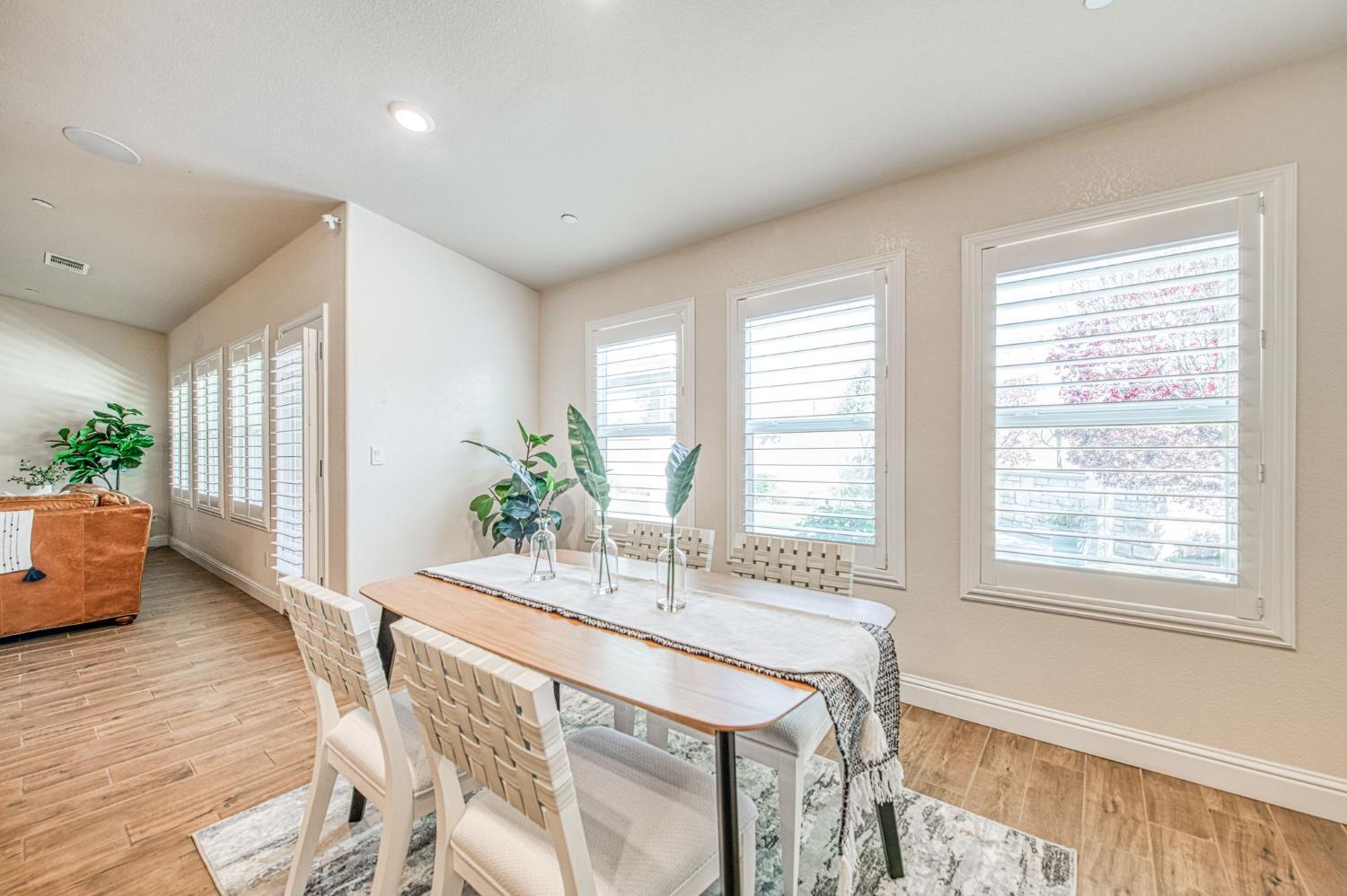 493 S Crescent Ln, Madera, CA 93636