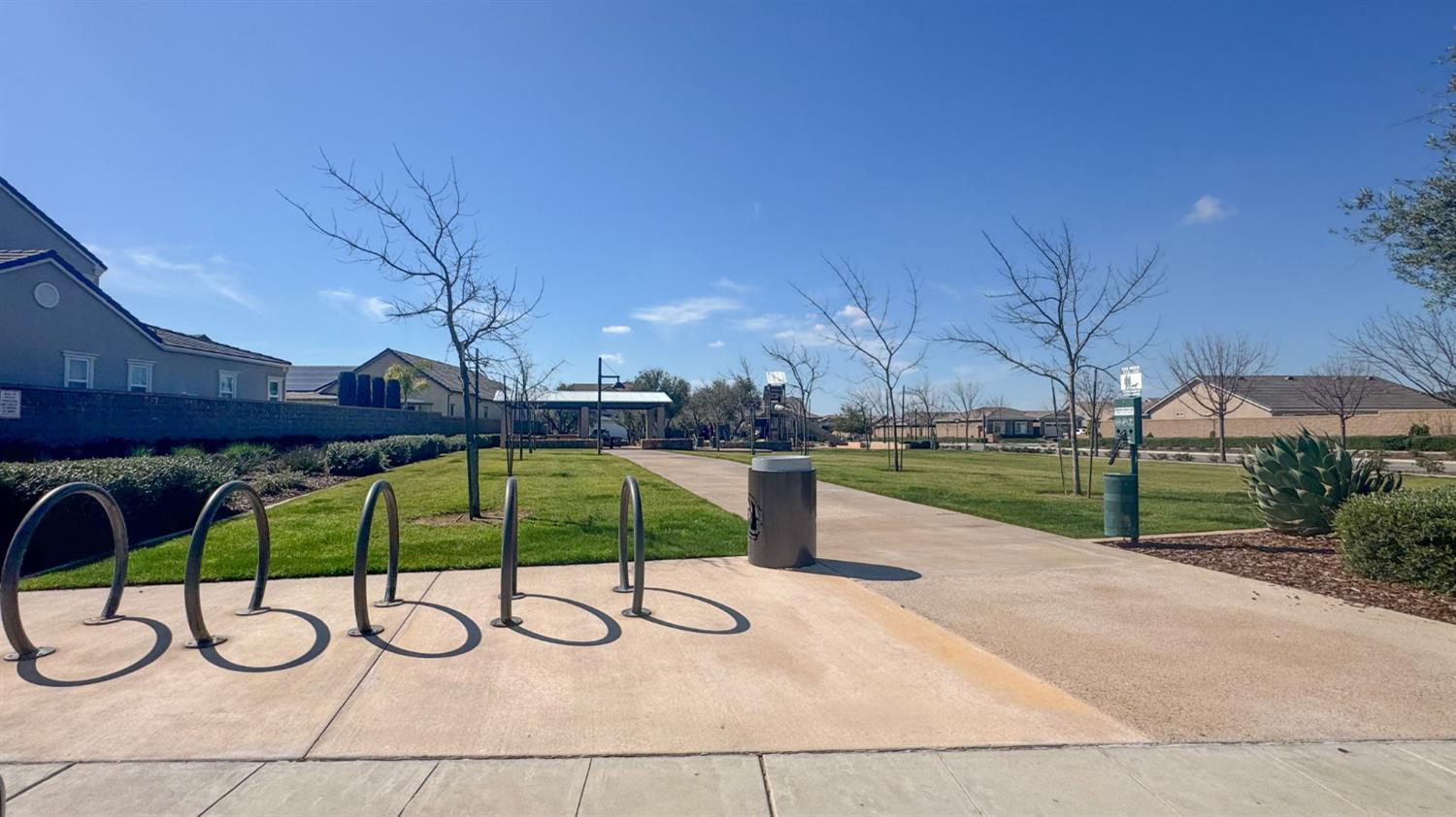 493 S Crescent Ln, Madera, CA 93636