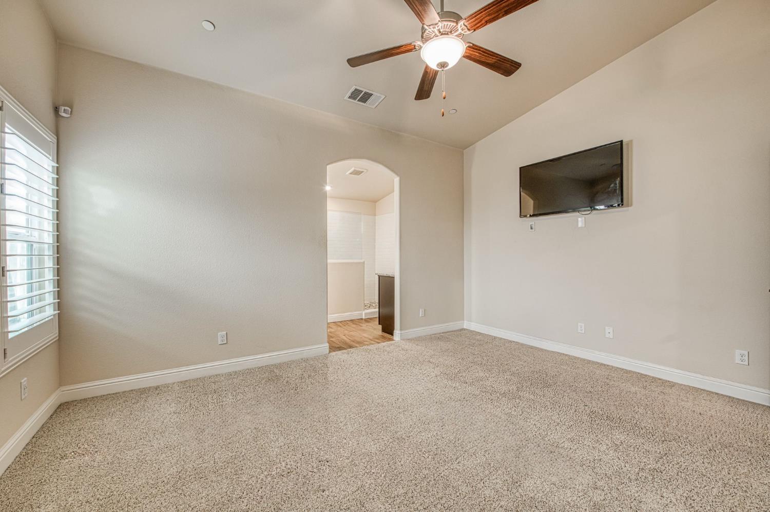 493 S Crescent Ln, Madera, CA 93636