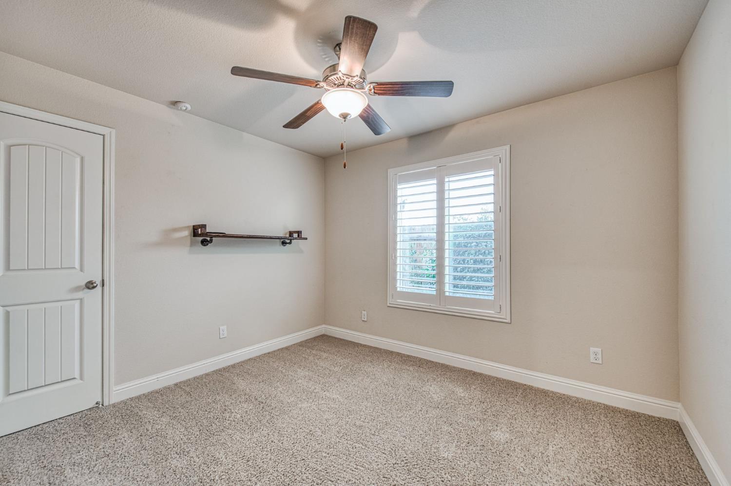 493 S Crescent Ln, Madera, CA 93636