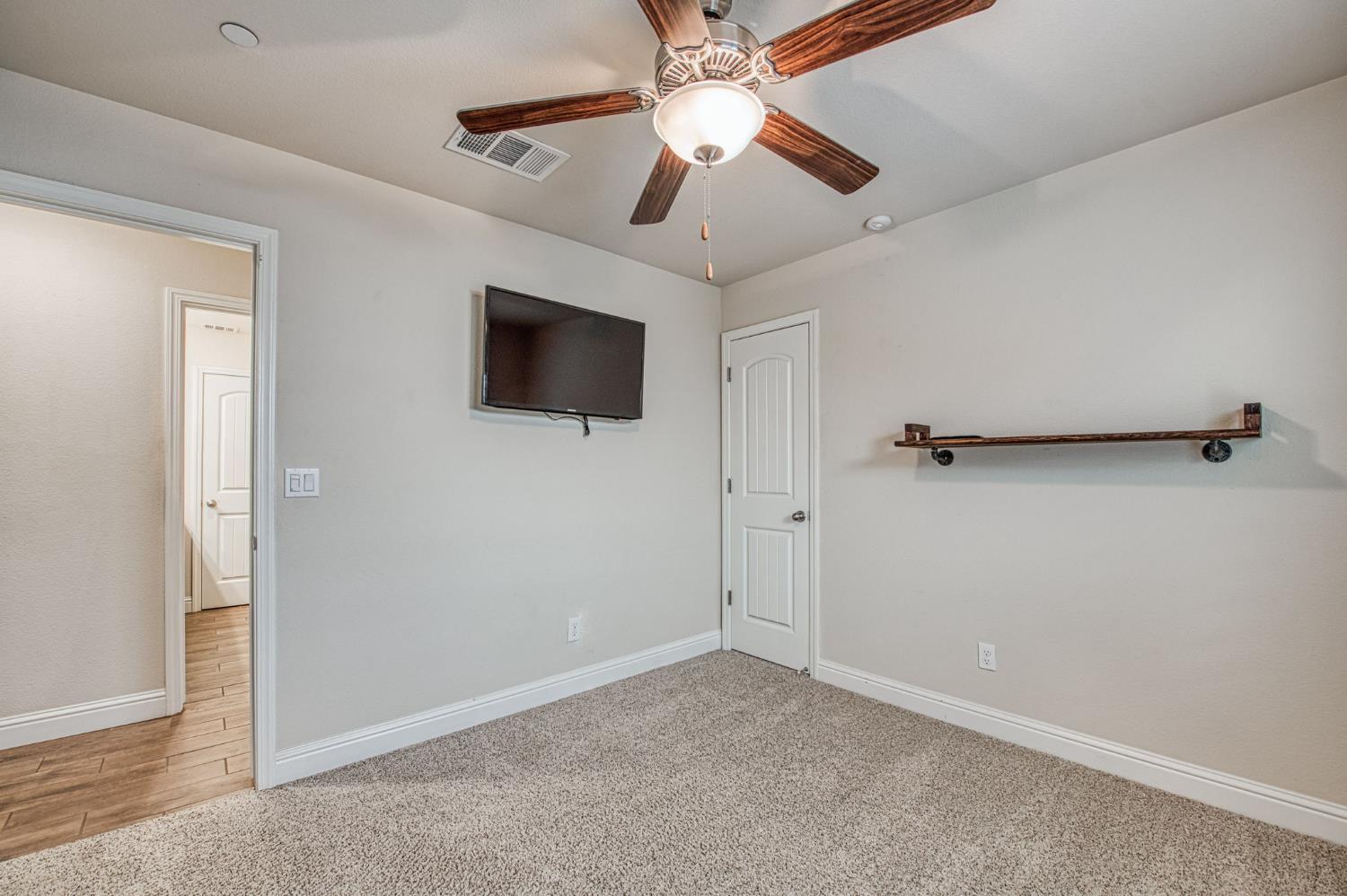 493 S Crescent Ln, Madera, CA 93636