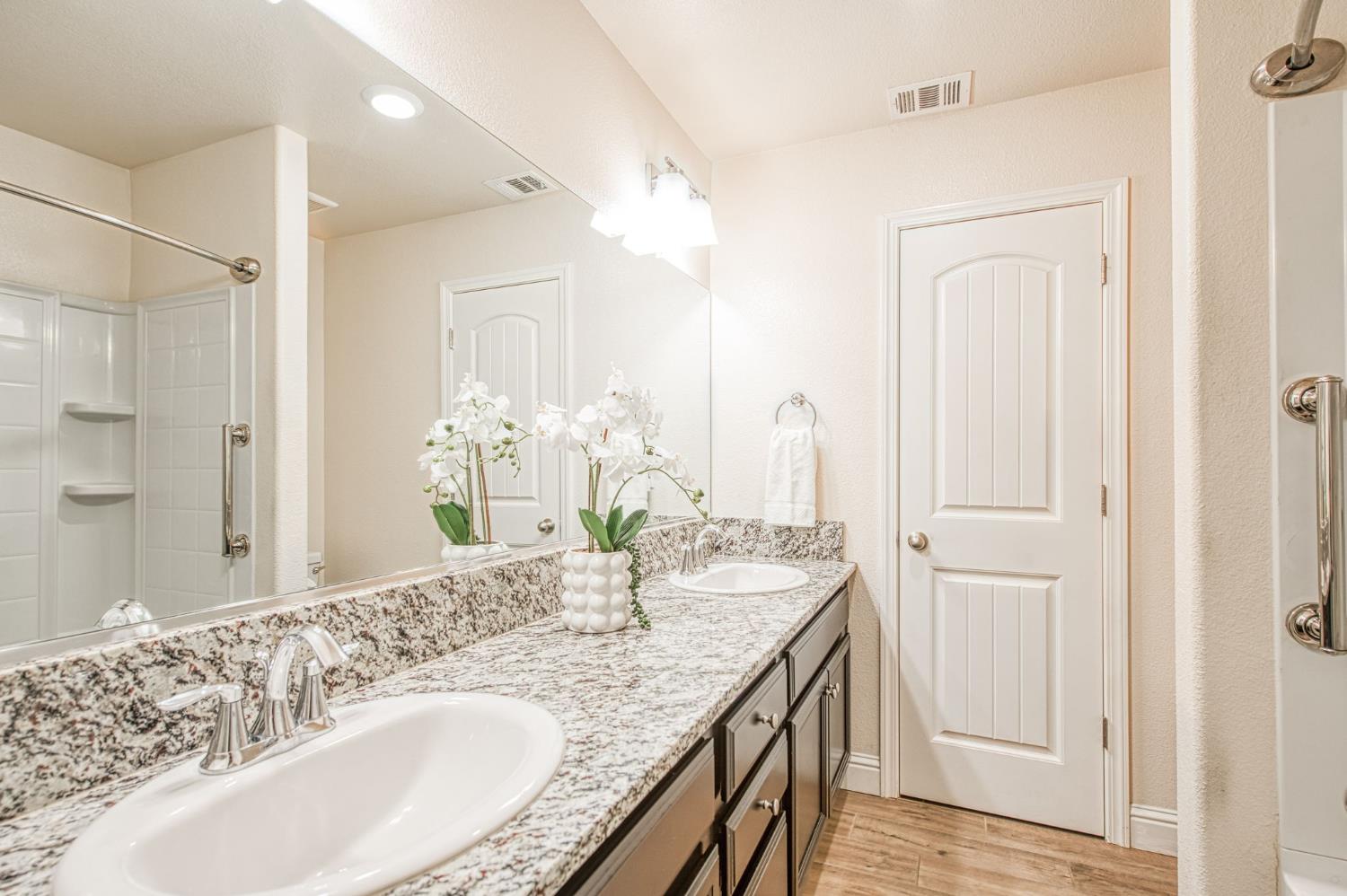 493 S Crescent Ln, Madera, CA 93636