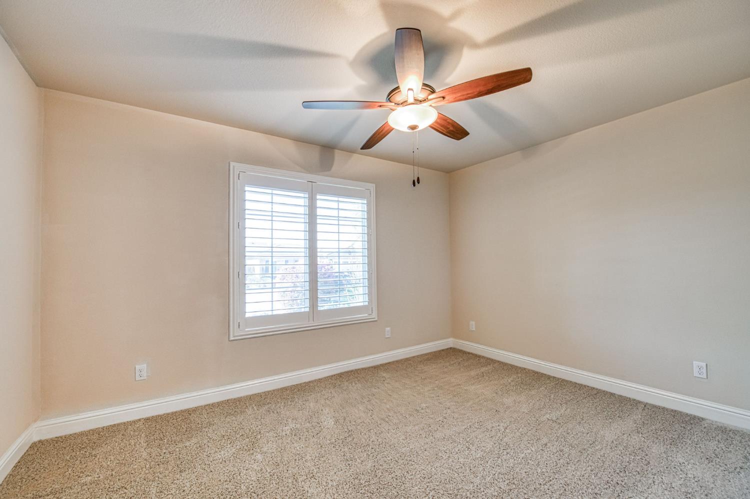 493 S Crescent Ln, Madera, CA 93636