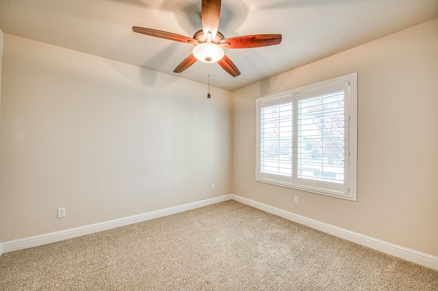 493 S Crescent Ln, Madera, CA 93636