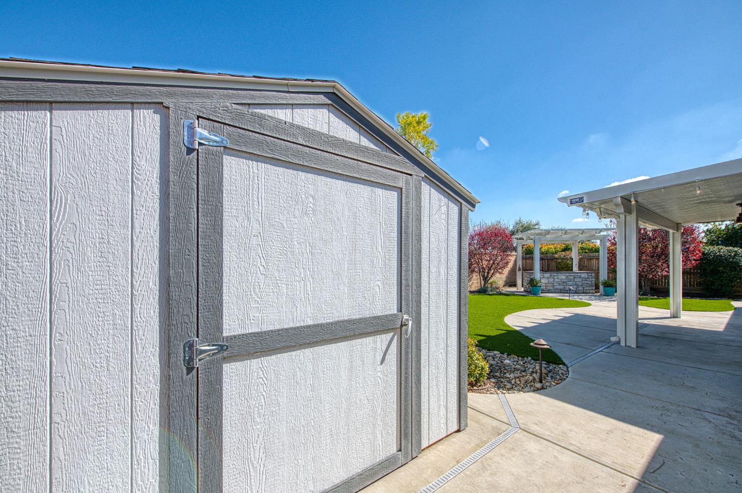 493 S Crescent Ln, Madera, CA 93636