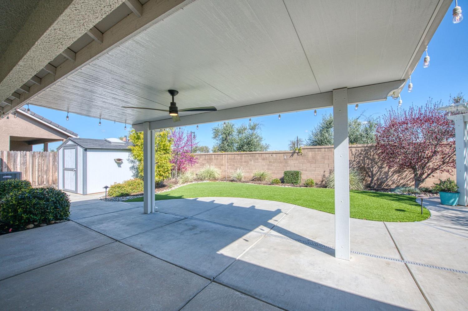 493 S Crescent Ln, Madera, CA 93636