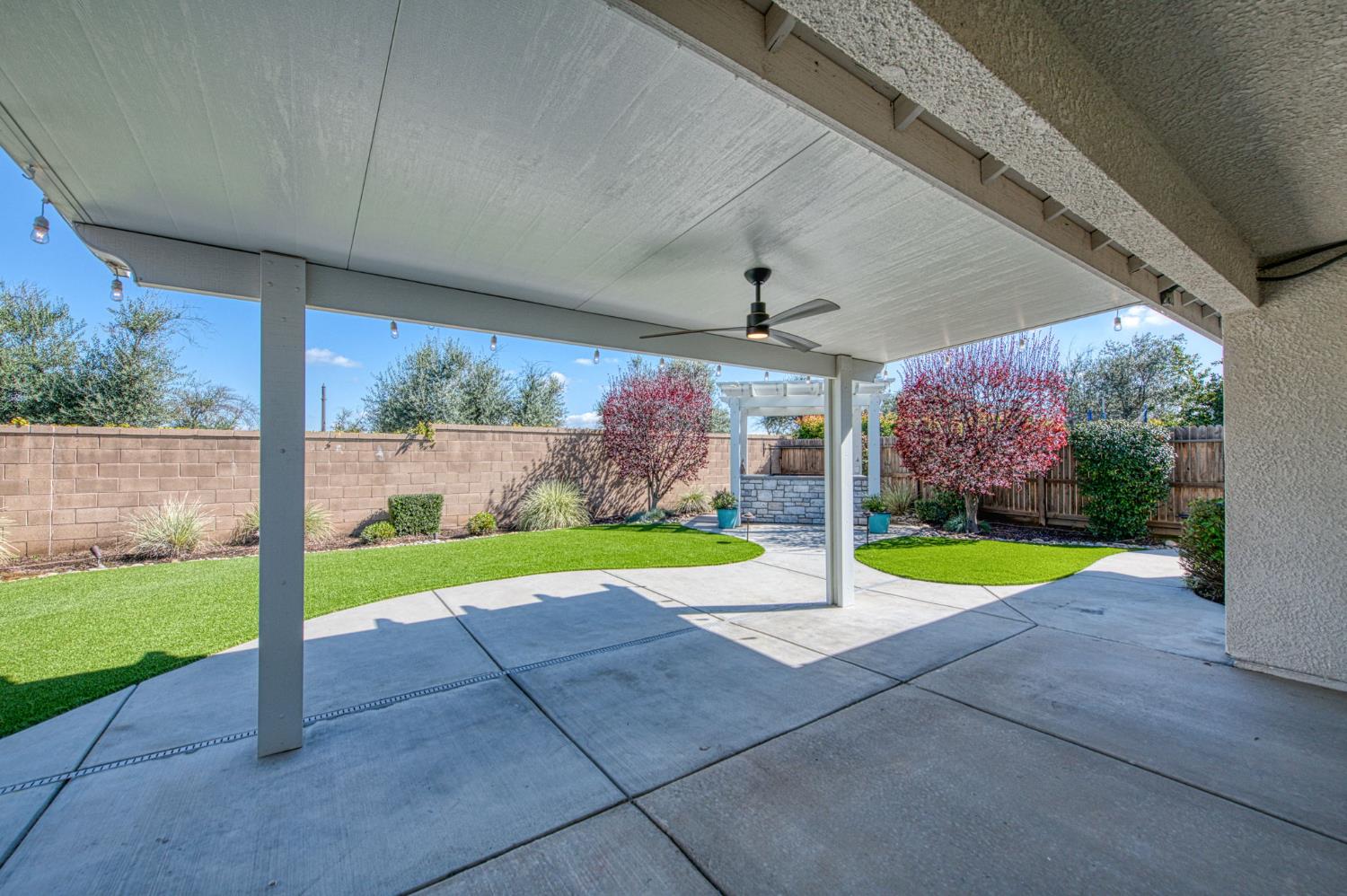 493 S Crescent Ln, Madera, CA 93636