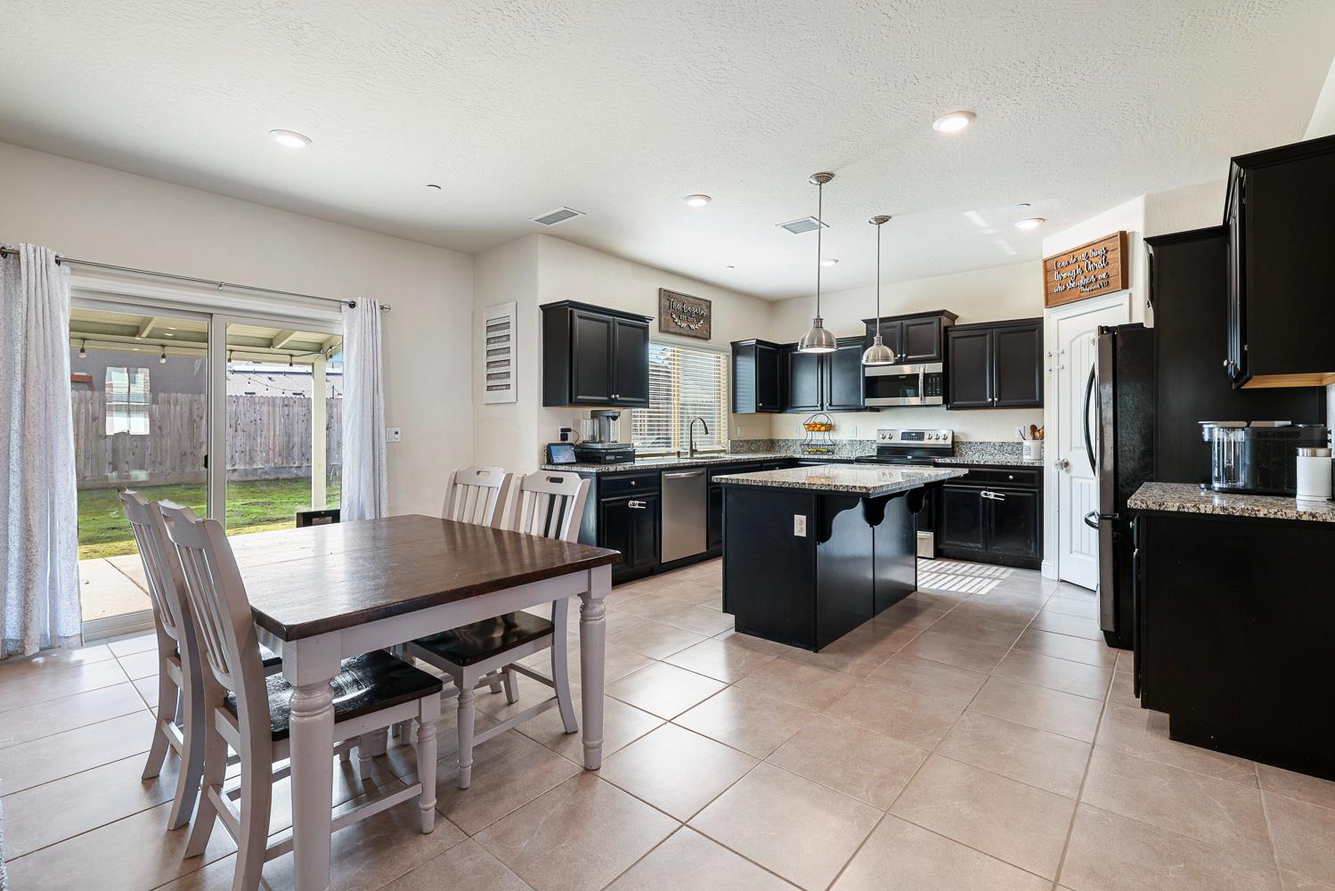 6883 E Robinson Ave, Fresno, CA 93727