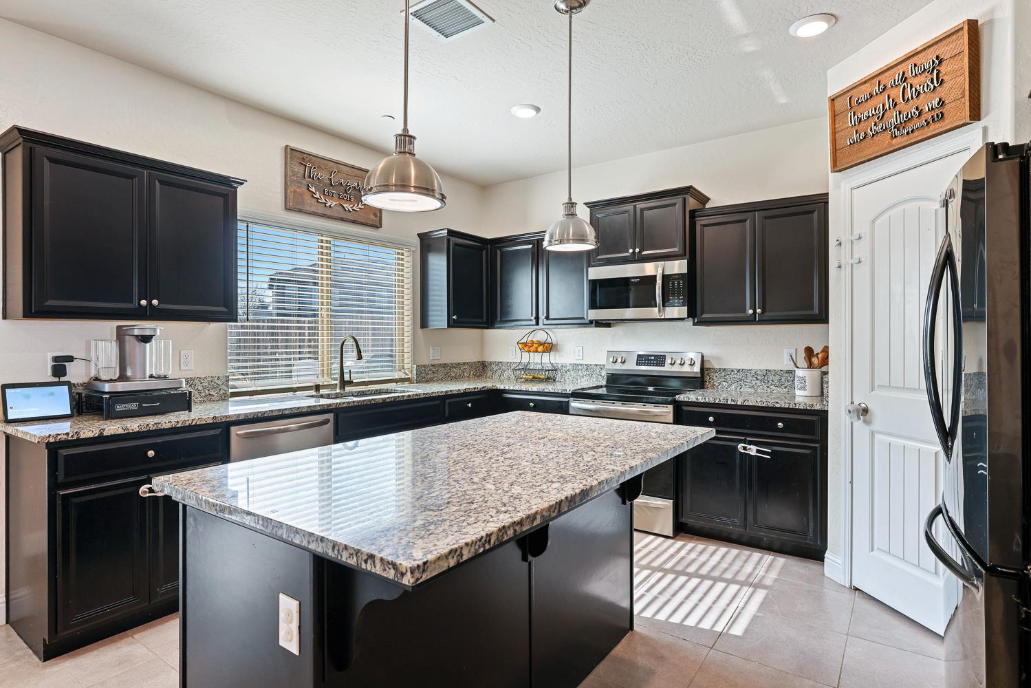 6883 E Robinson Ave, Fresno, CA 93727