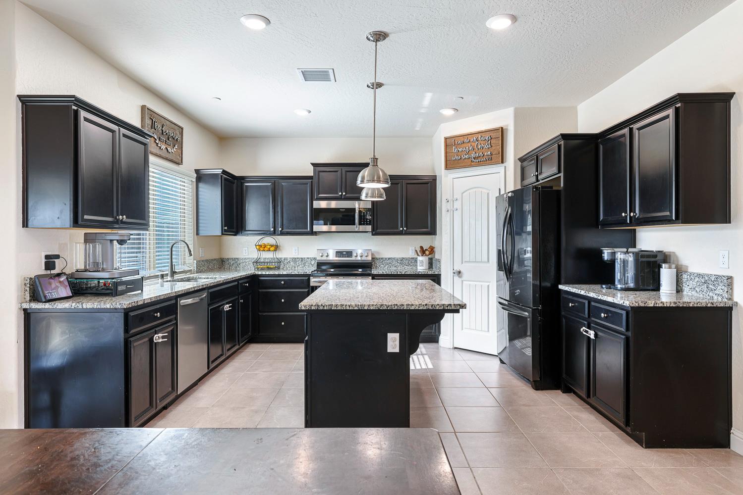 6883 E Robinson Ave, Fresno, CA 93727