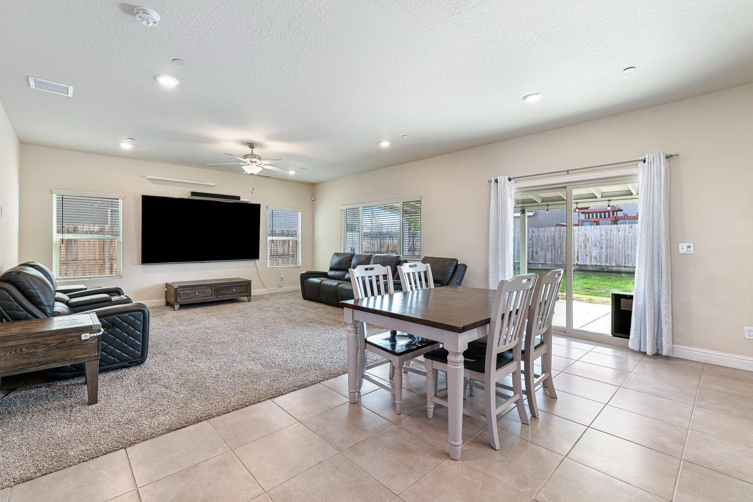 6883 E Robinson Ave, Fresno, CA 93727