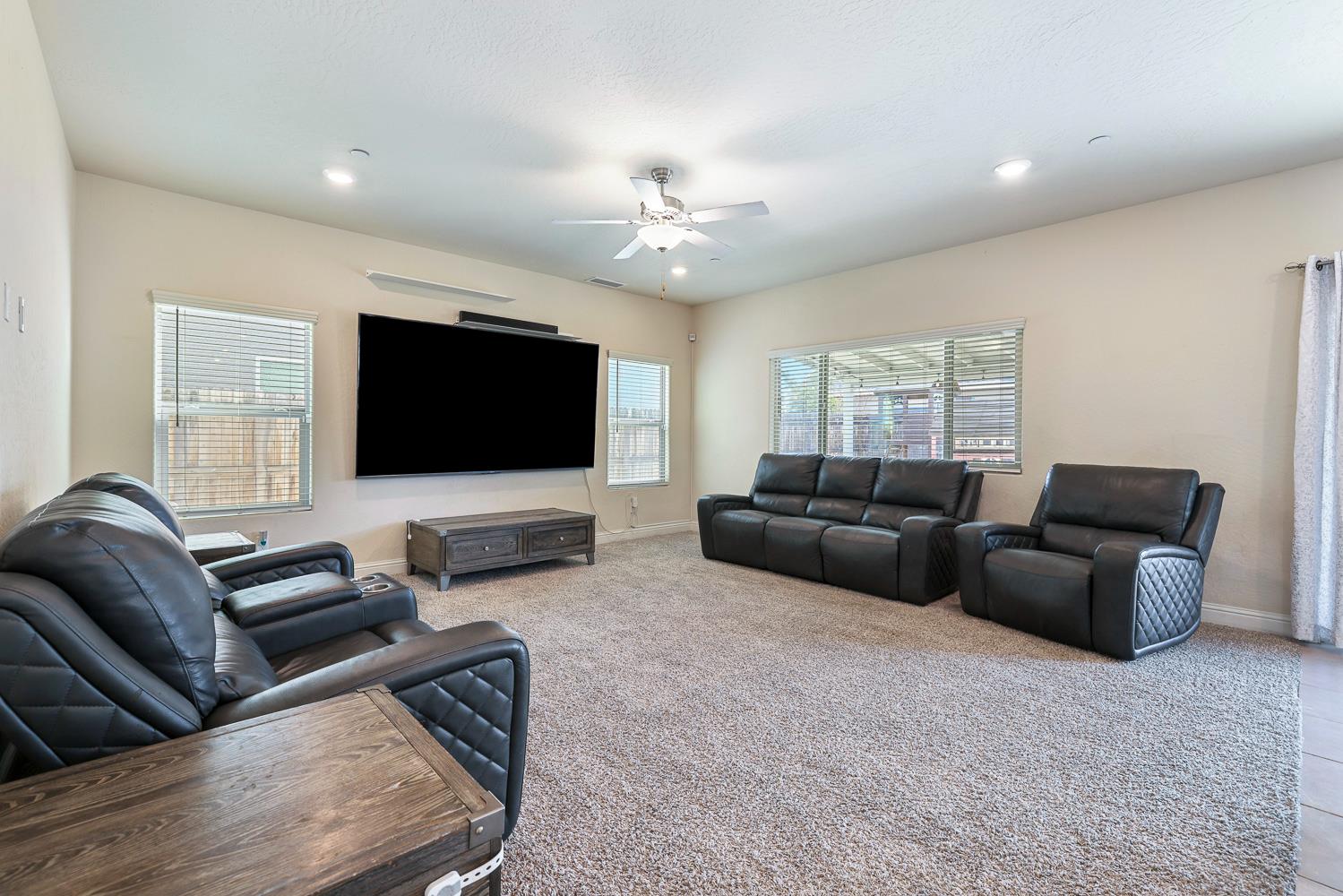 6883 E Robinson Ave, Fresno, CA 93727