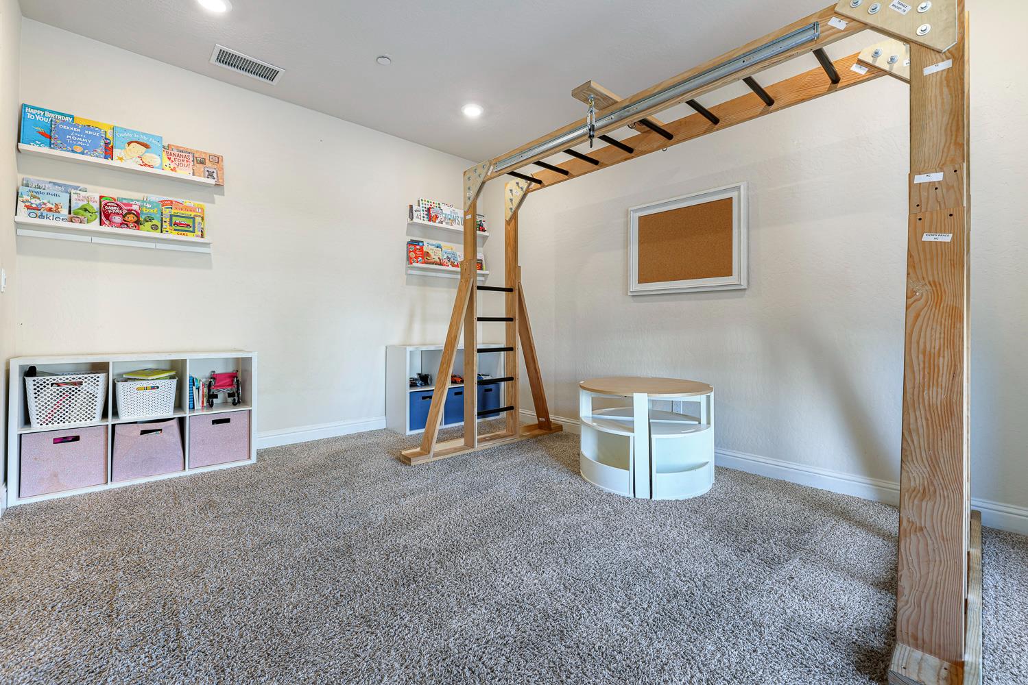 6883 E Robinson Ave, Fresno, CA 93727