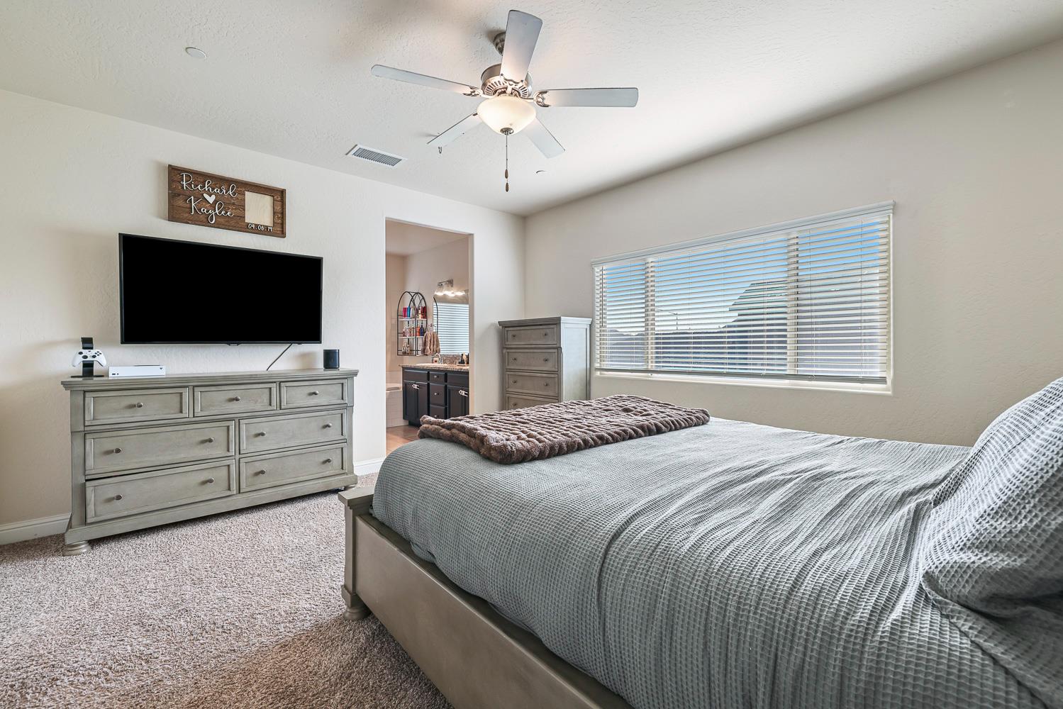 6883 E Robinson Ave, Fresno, CA 93727