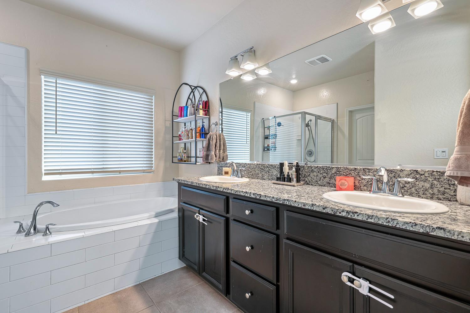 6883 E Robinson Ave, Fresno, CA 93727