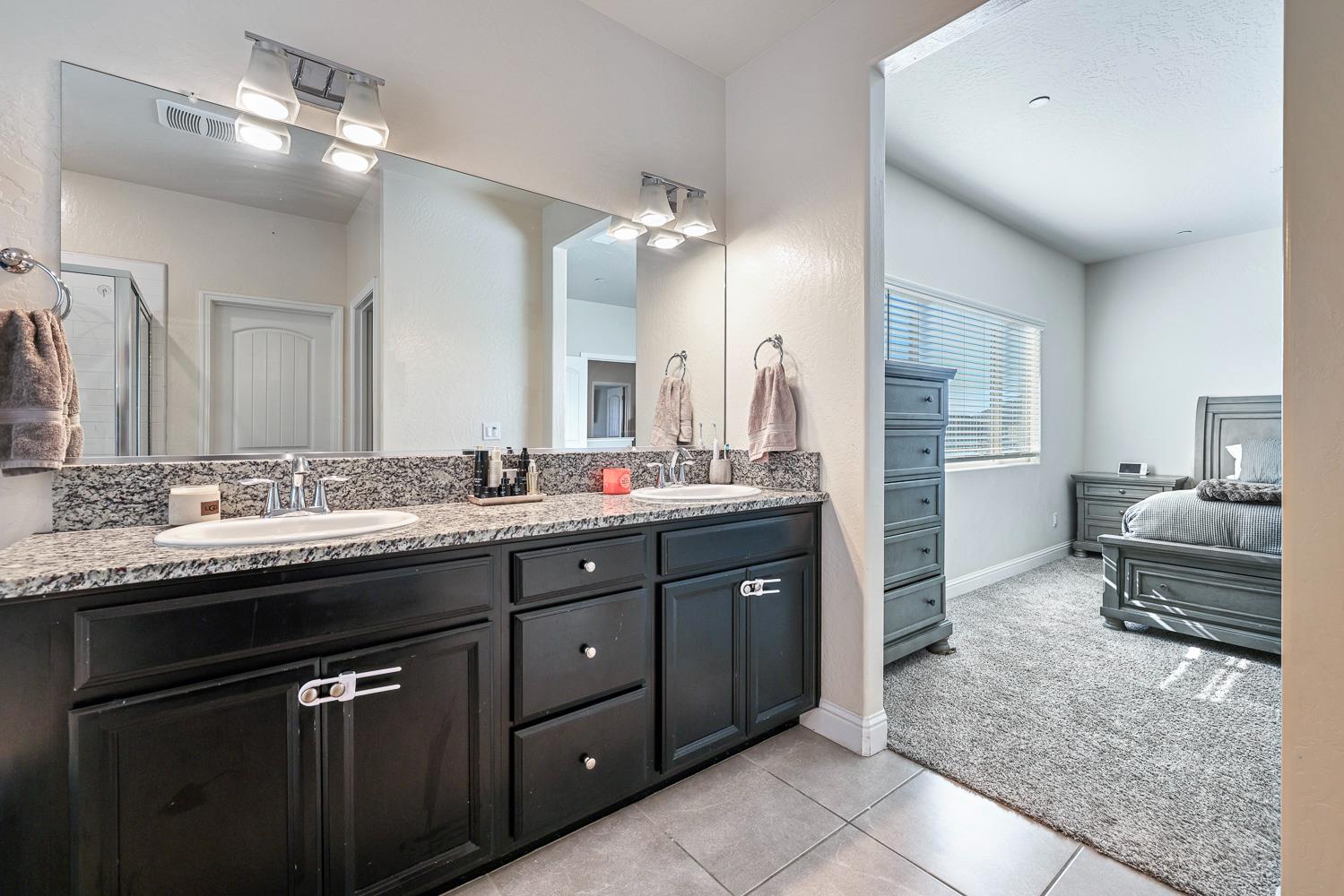 6883 E Robinson Ave, Fresno, CA 93727