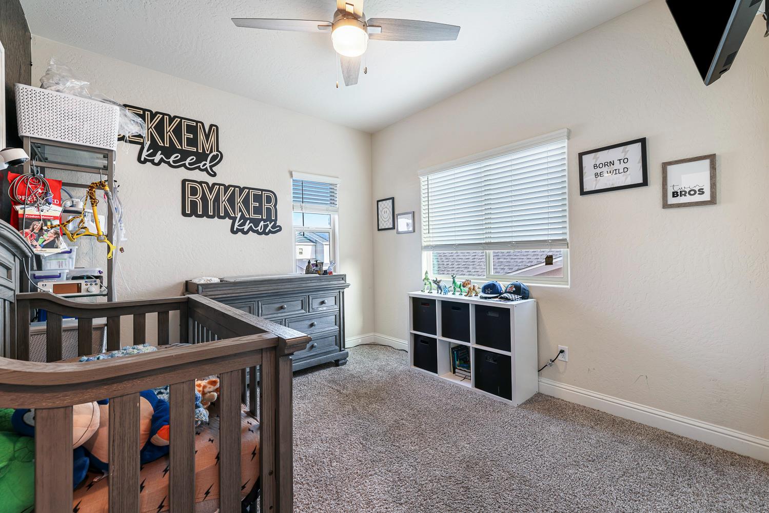 6883 E Robinson Ave, Fresno, CA 93727