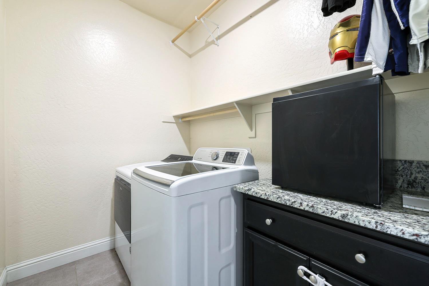 6883 E Robinson Ave, Fresno, CA 93727