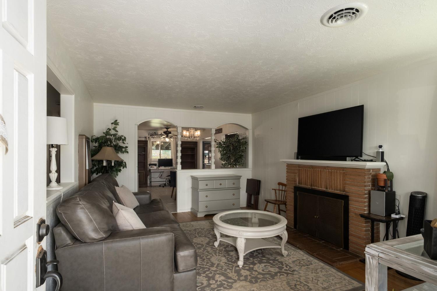 4619 E El Monte Way, Fresno, CA 93702