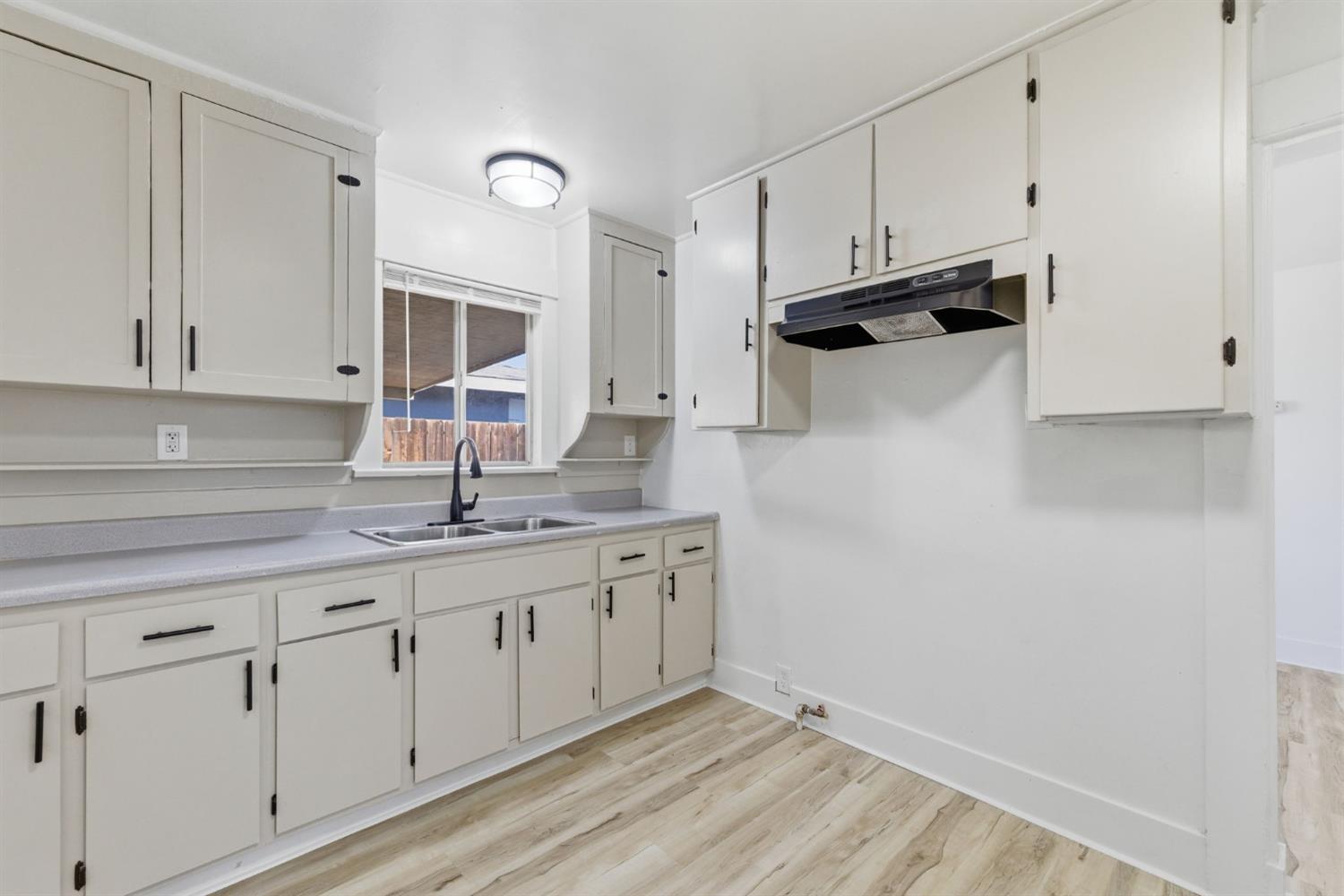 216 Decatur St, Bakersfield, CA 93308