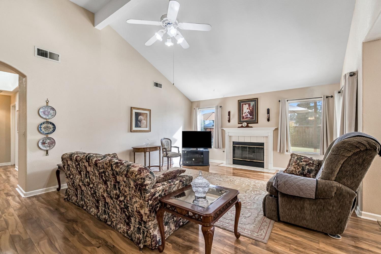 8278 N Sharon Ave, Fresno, CA 93720