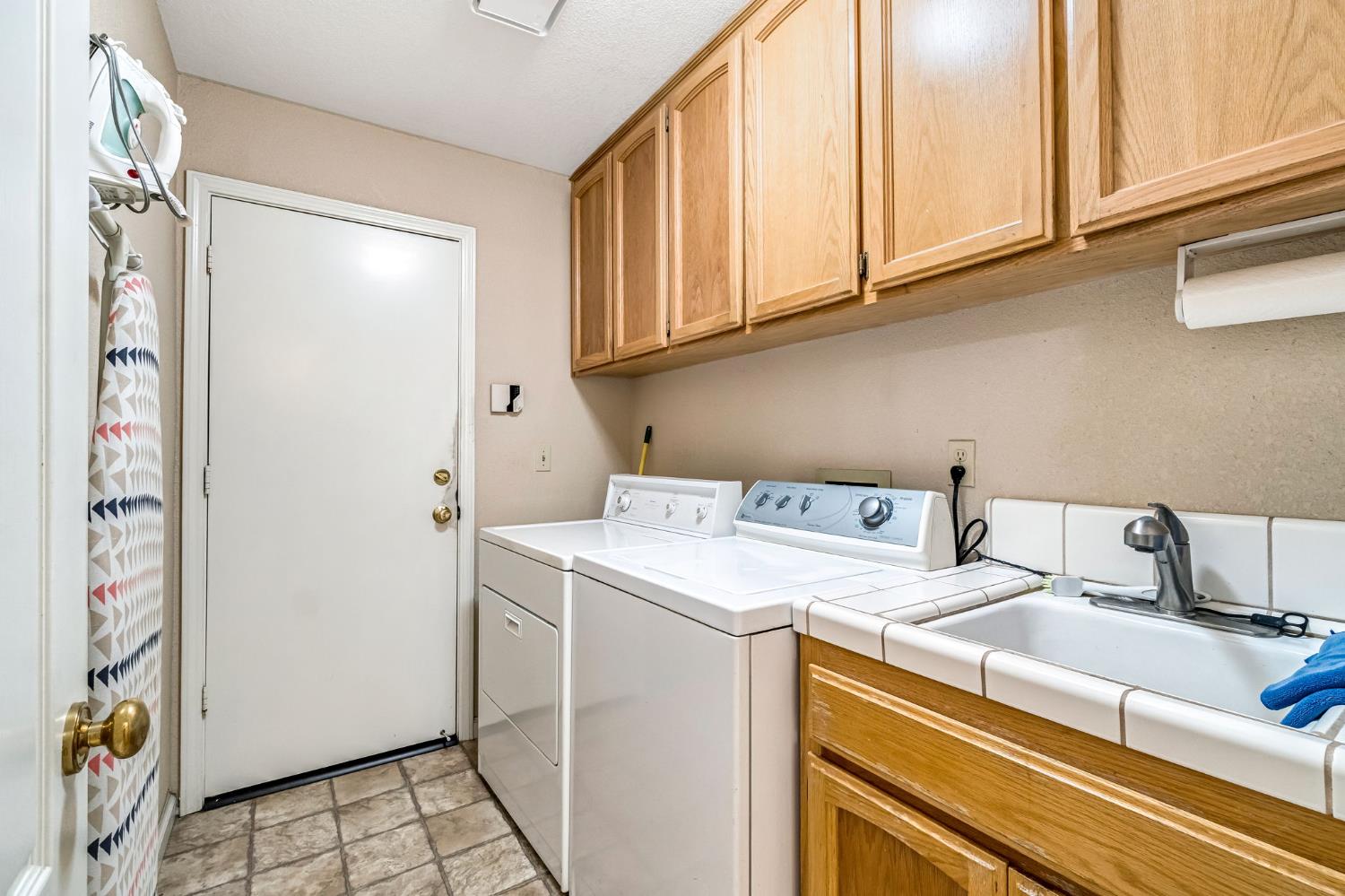 8278 N Sharon Ave, Fresno, CA 93720