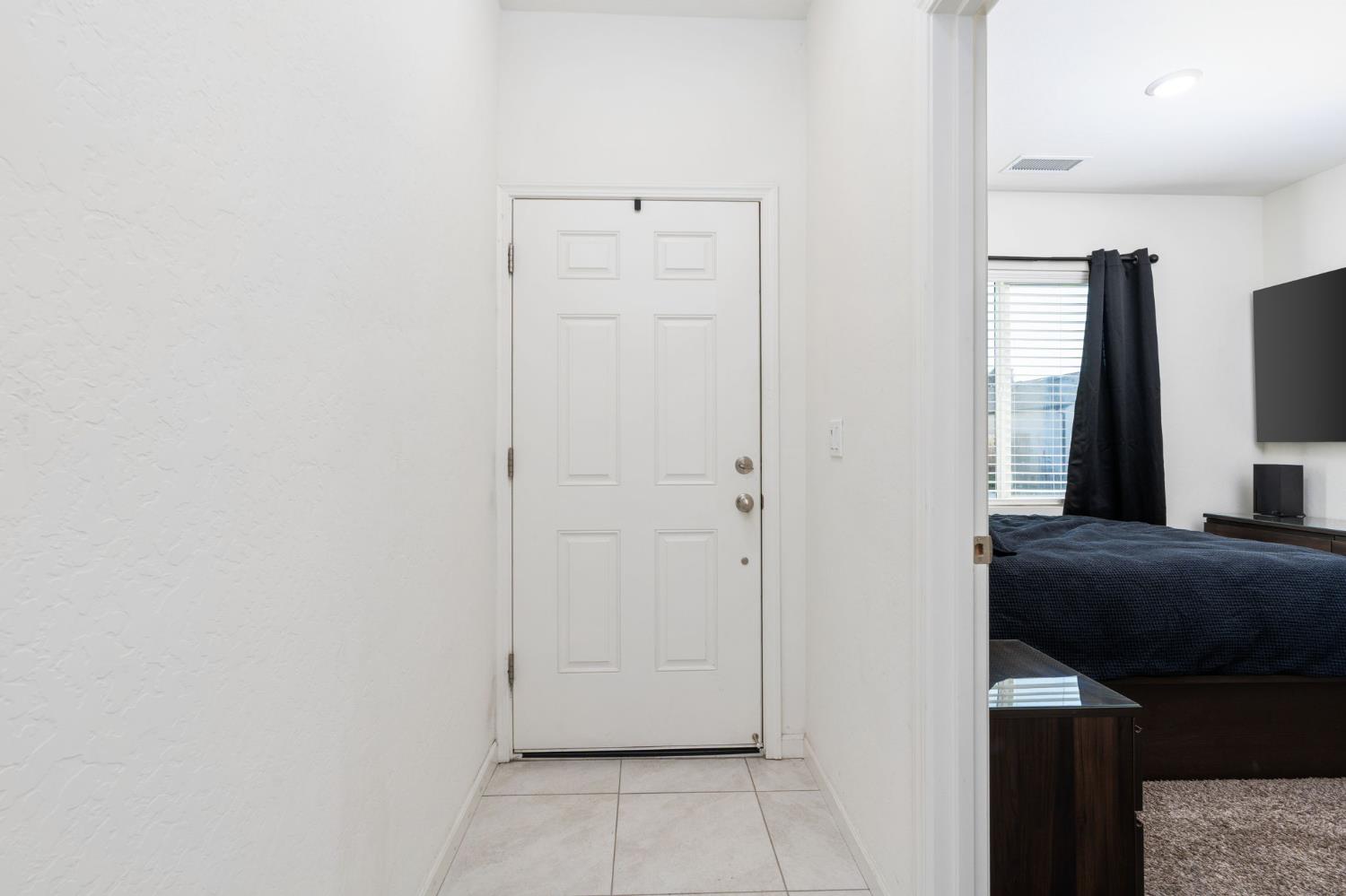 566 Green Ln, Lemoore, CA 93245