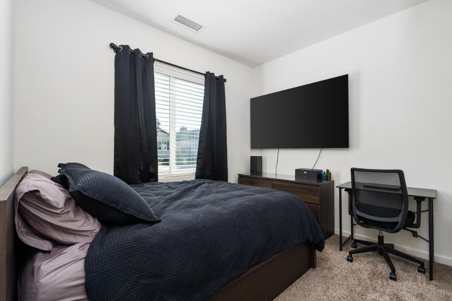 566 Green Ln, Lemoore, CA 93245