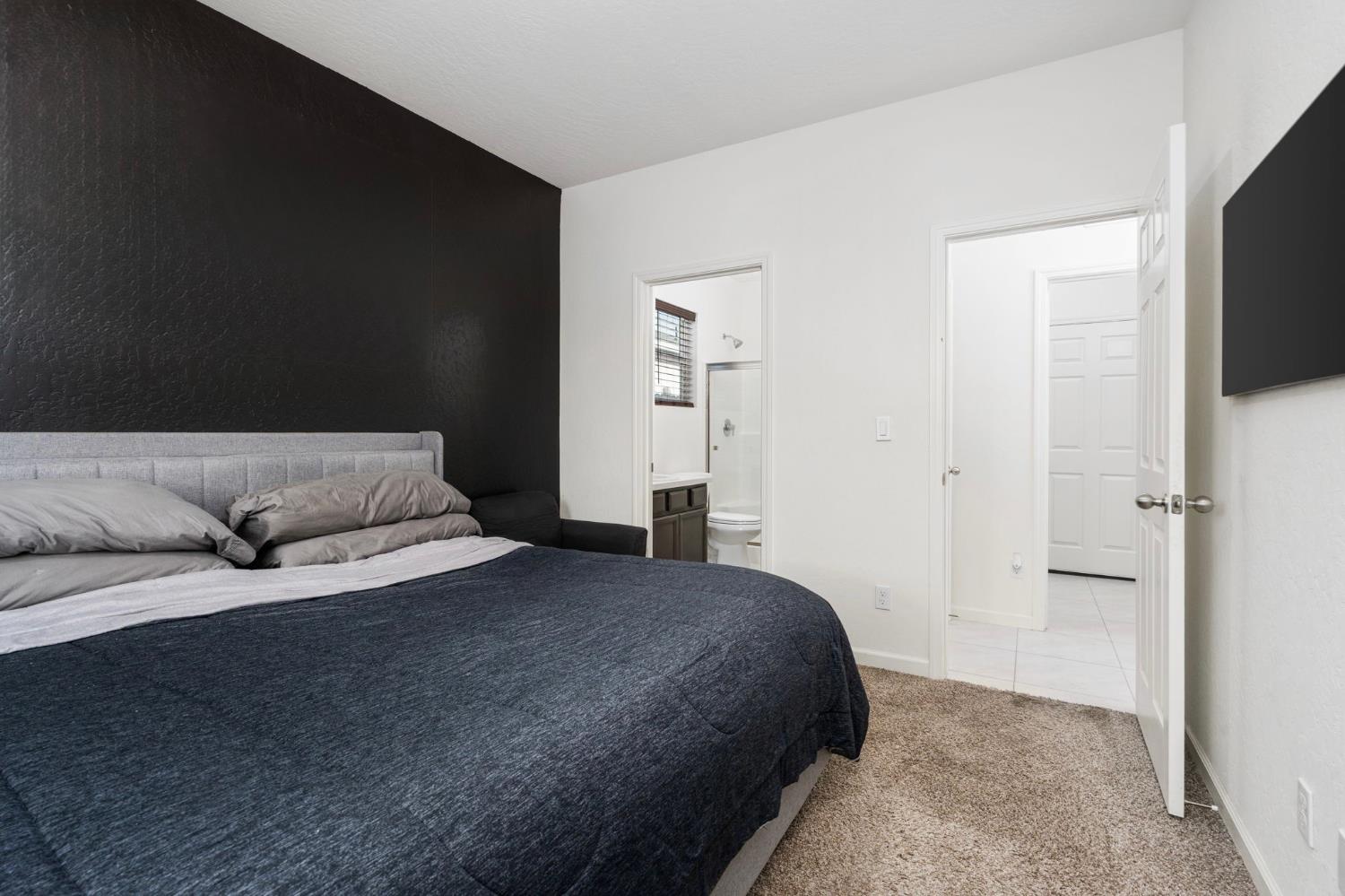 566 Green Ln, Lemoore, CA 93245