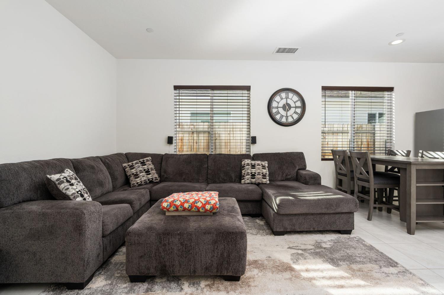 566 Green Ln, Lemoore, CA 93245