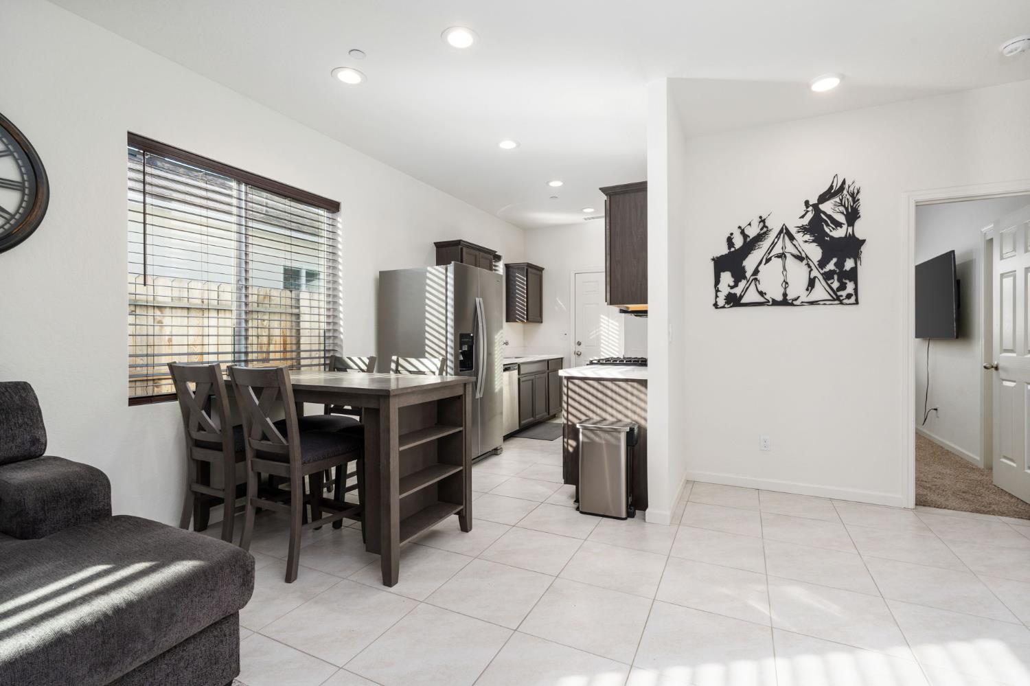 566 Green Ln, Lemoore, CA 93245