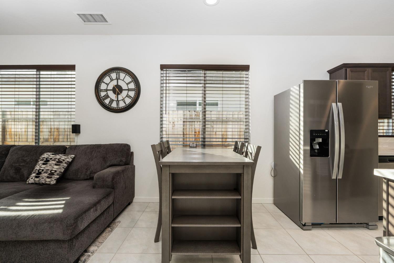 566 Green Ln, Lemoore, CA 93245