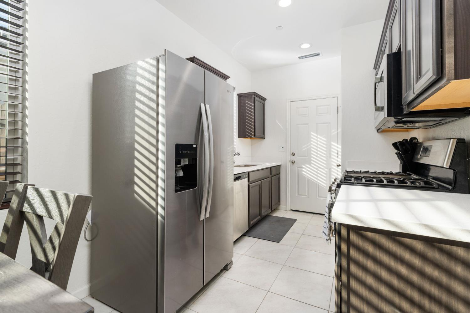 566 Green Ln, Lemoore, CA 93245