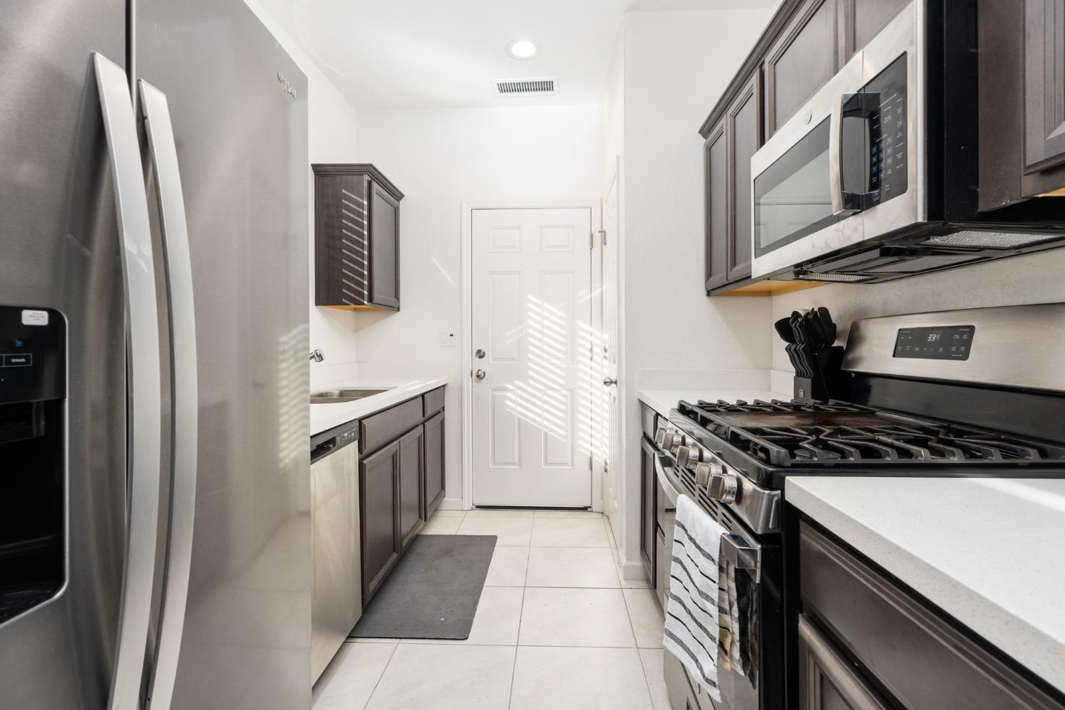 566 Green Ln, Lemoore, CA 93245