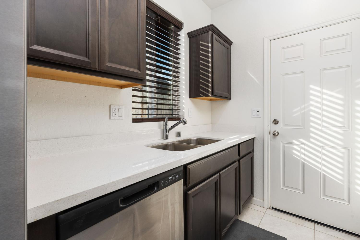 566 Green Ln, Lemoore, CA 93245