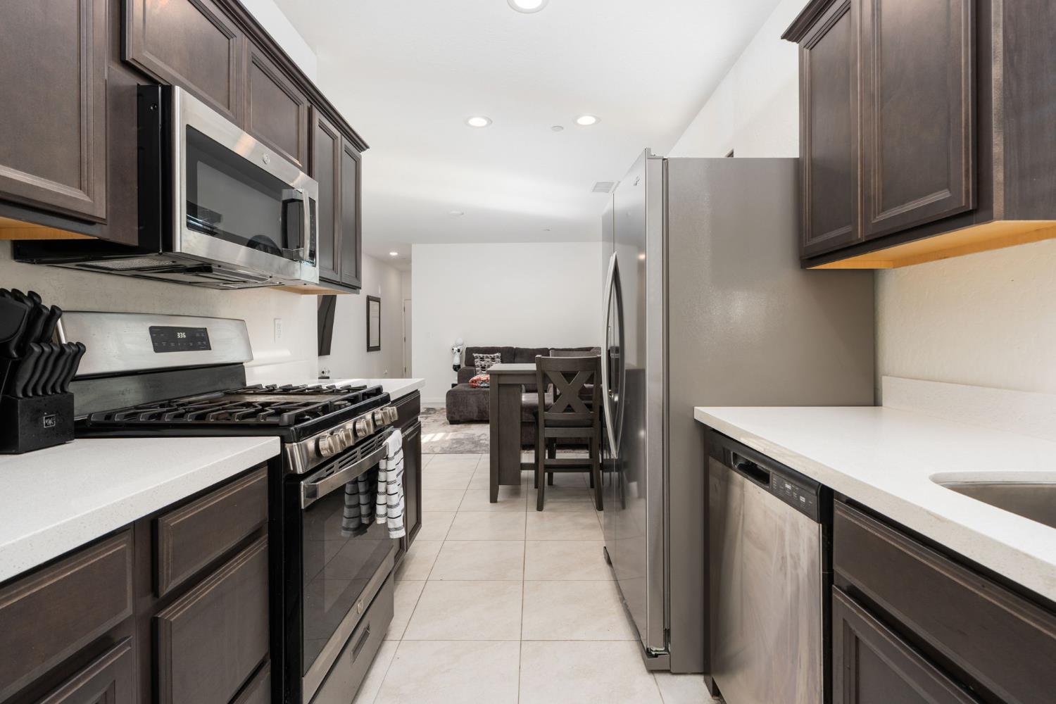 566 Green Ln, Lemoore, CA 93245