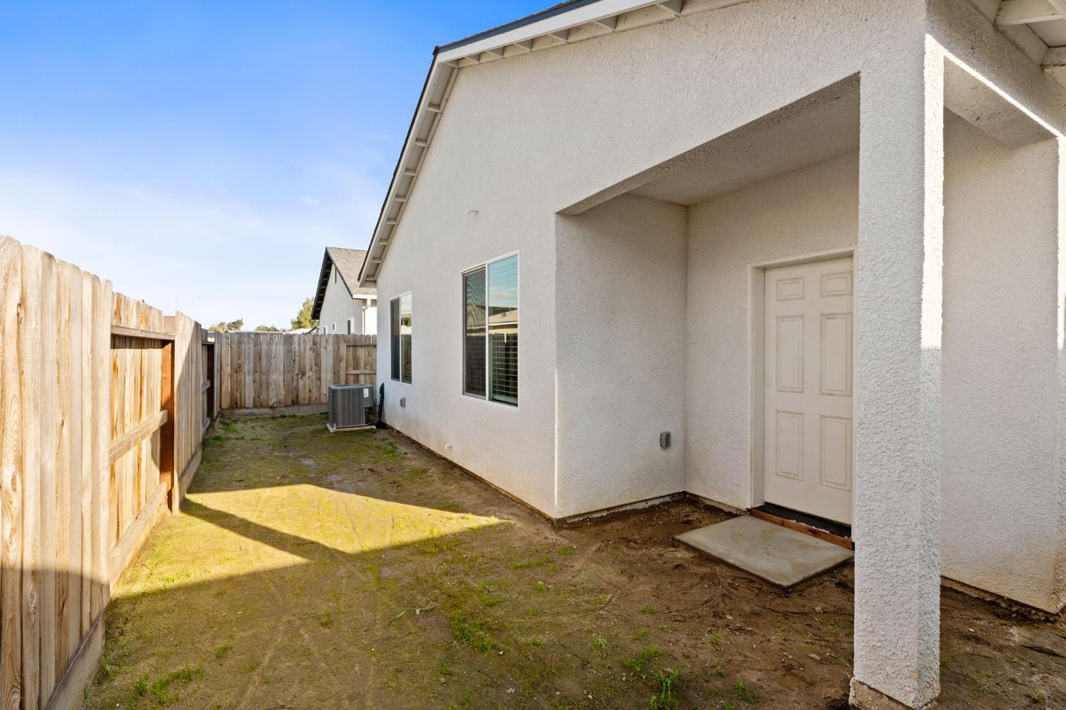 566 Green Ln, Lemoore, CA 93245
