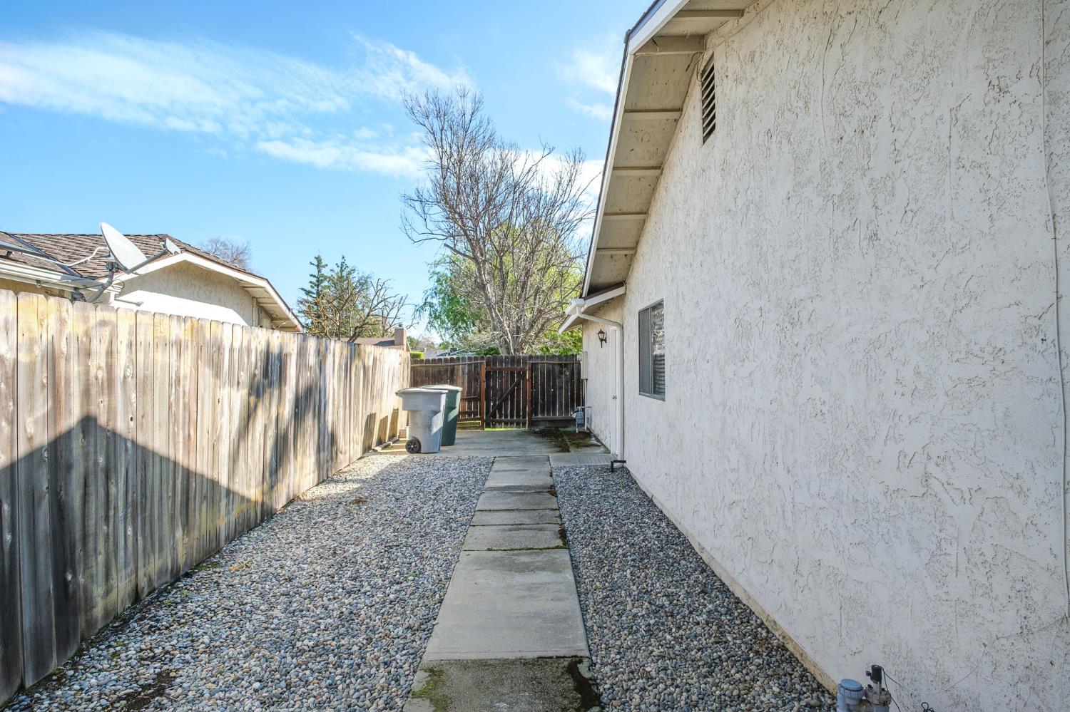 3110 Ezie, Clovis, CA 93611