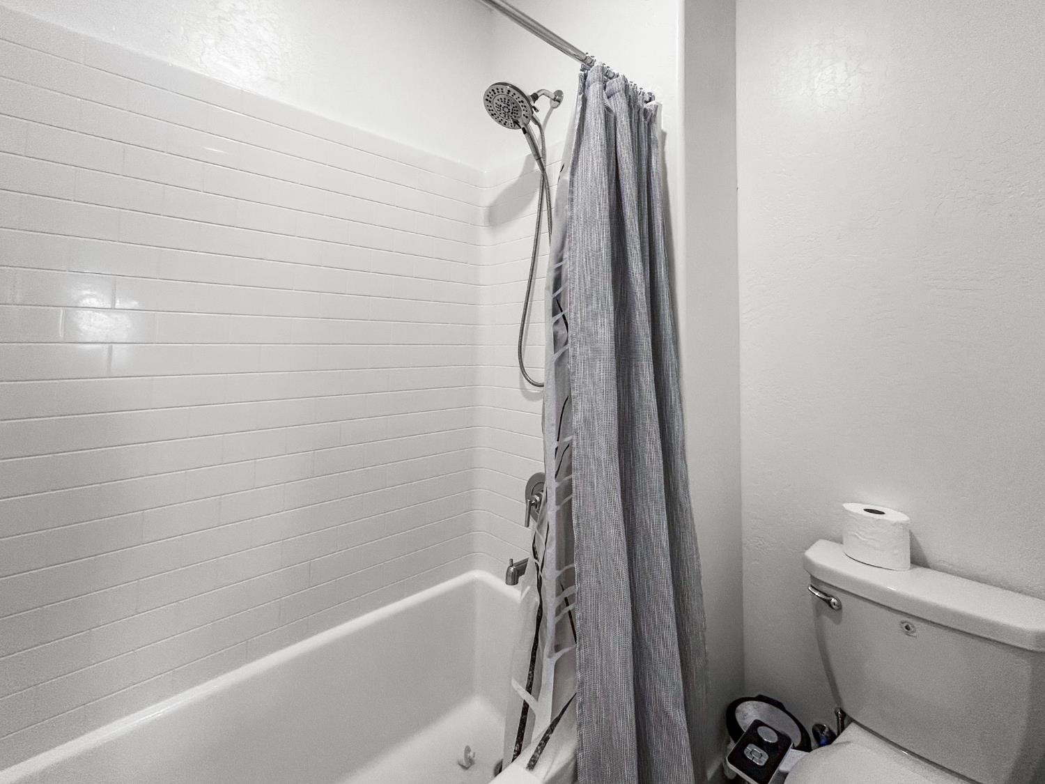 7008 W Whitman Ave, Fresno, CA 93723