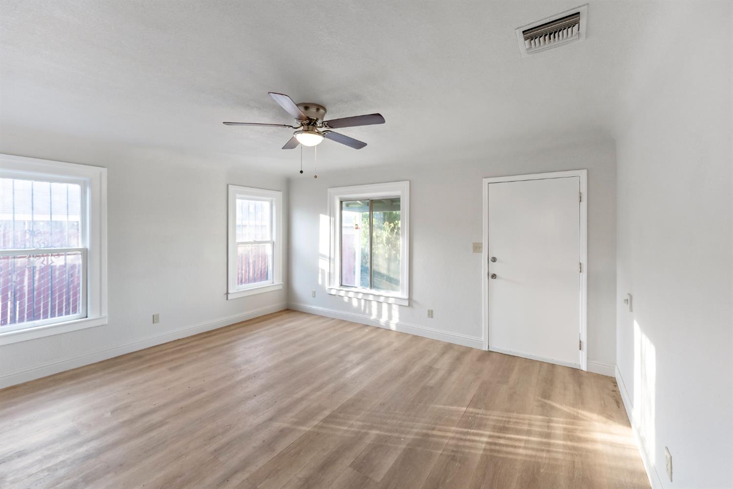 129 W Atchison St, Fresno, CA 93706