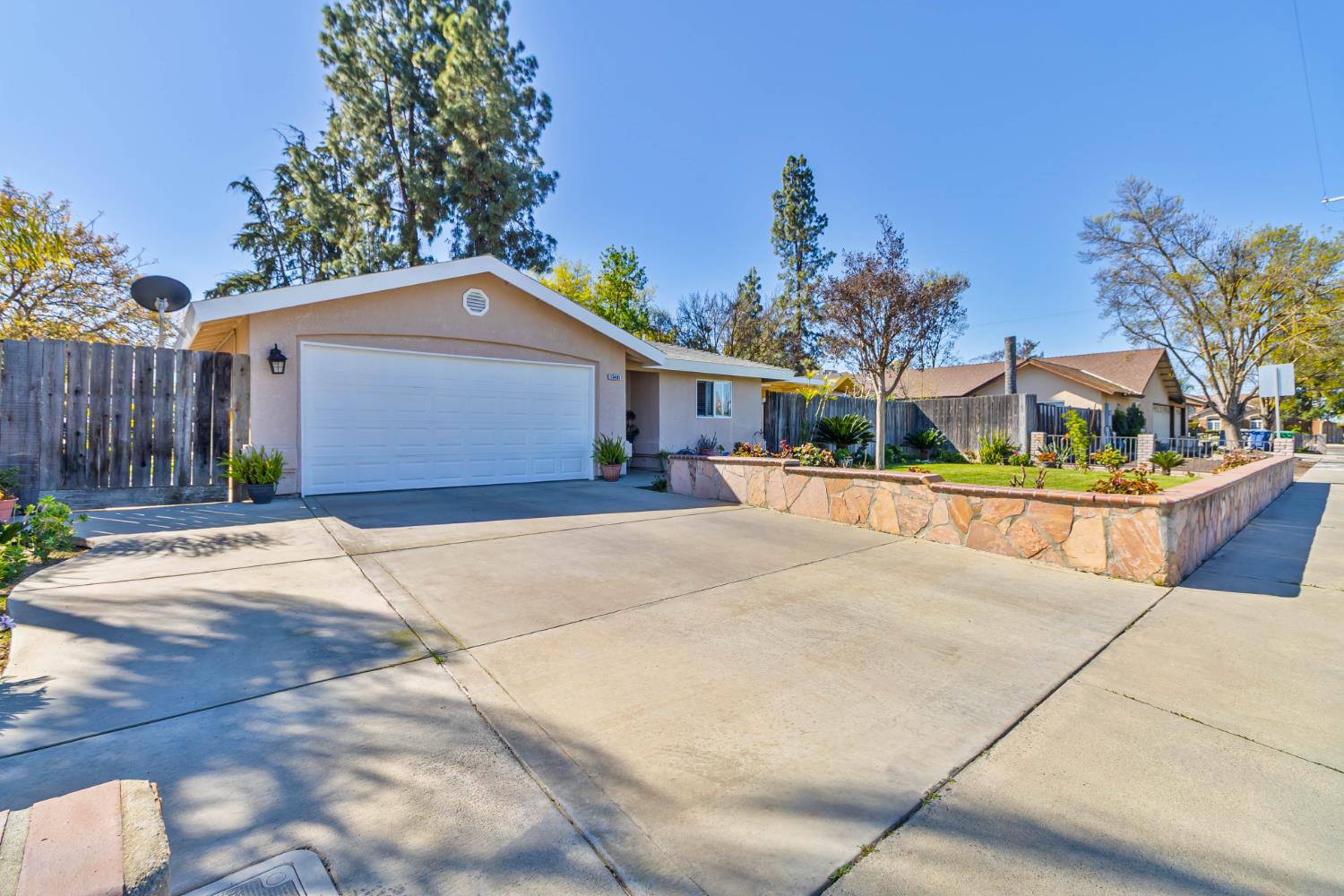15481 W Middleton Ave, Kerman, CA 93630