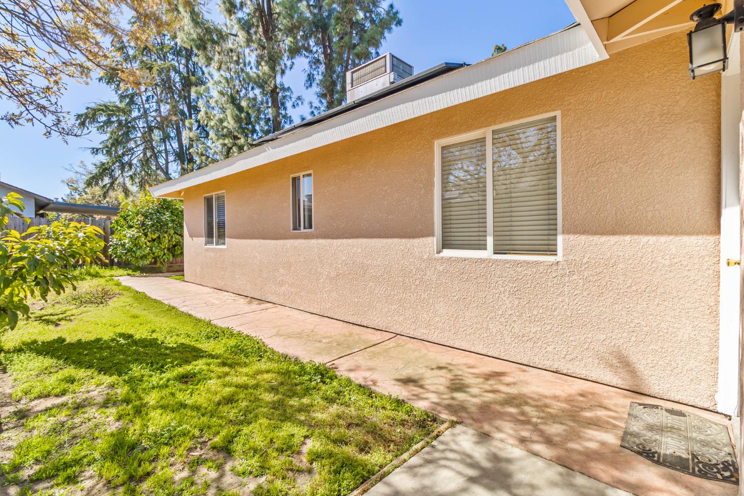 15481 W Middleton Ave, Kerman, CA 93630