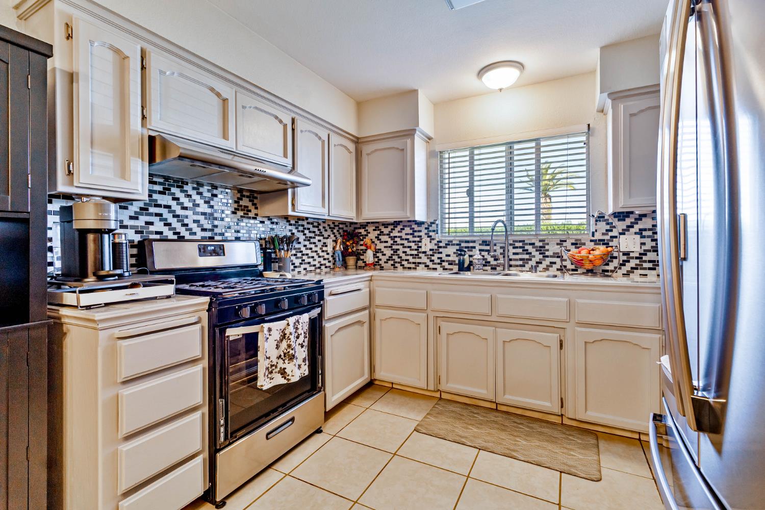 15481 W Middleton Ave, Kerman, CA 93630