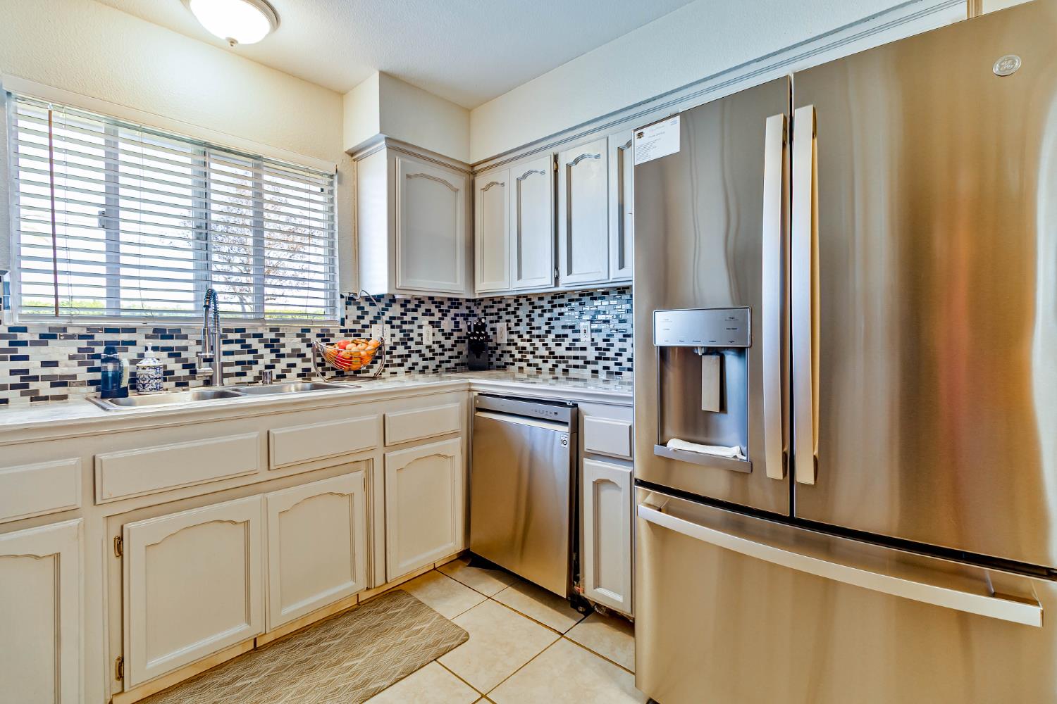 15481 W Middleton Ave, Kerman, CA 93630