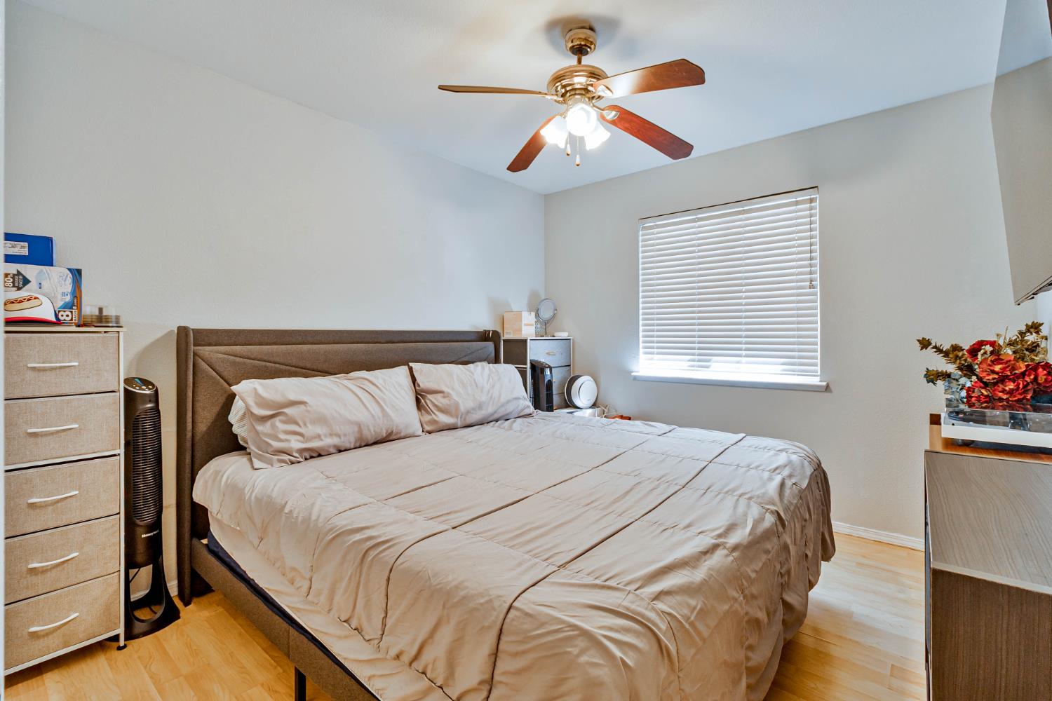 15481 W Middleton Ave, Kerman, CA 93630