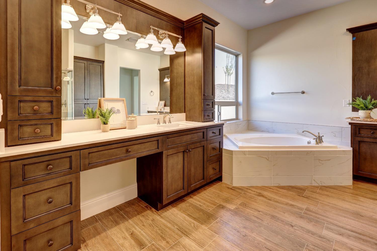 2189 E Strathspey Way, Fresno, CA 93730