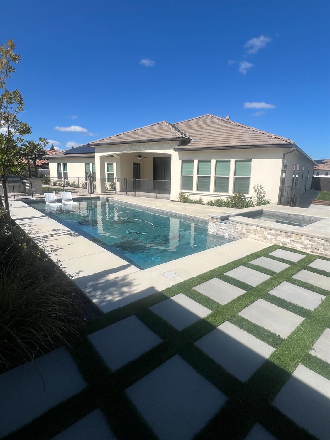 2189 E Strathspey Way, Fresno, CA 93730