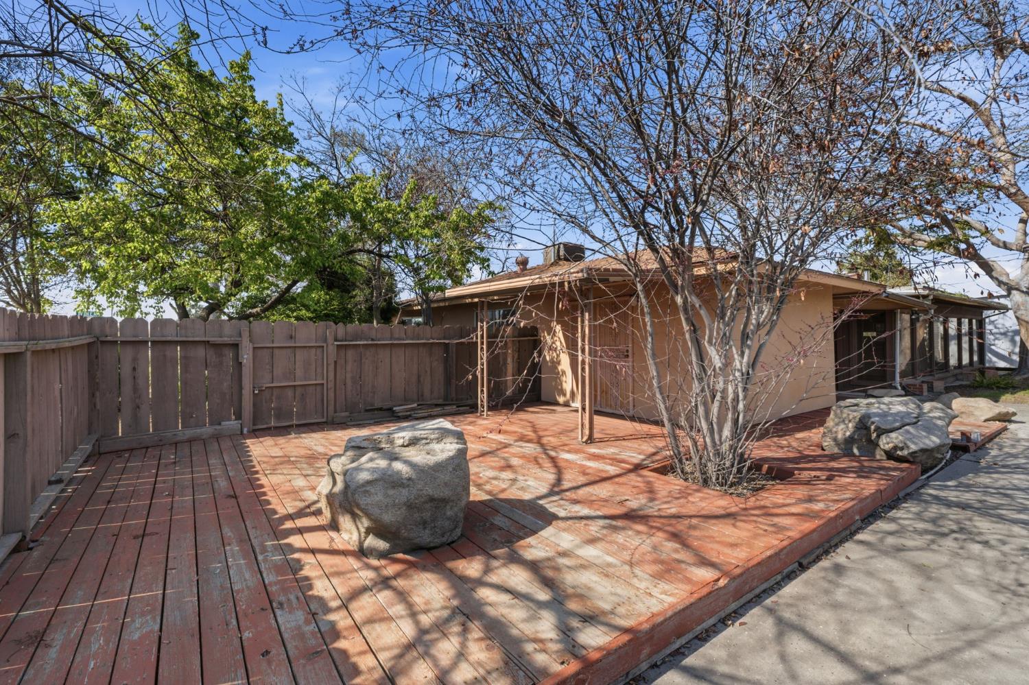 606 N Winery Ave, Fresno, CA 93727